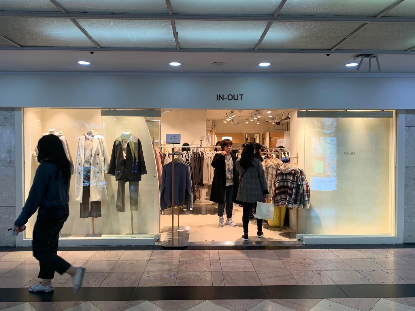 西面地下街商店橱窗陈列，韩国釜山时尚服装店，售卖最新潮流服饰。